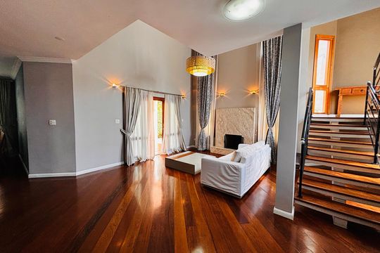 Sala  de casa de condomínio para alugar com 4 quartos, 282m² em Residencial Morada dos Pássaros-aldeia da Serra, Barueri