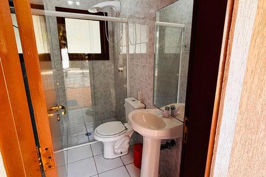 Banheiro de casa de condomínio para alugar com 4 quartos, 282m² em Residencial Morada dos Pássaros-aldeia da Serra, Barueri