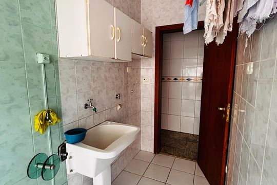 Lavanderia de casa de condomínio para alugar com 4 quartos, 282m² em Residencial Morada dos Pássaros-aldeia da Serra, Barueri