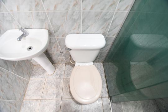 Banheiro de kitnet/studio para alugar com 1 quarto, 30m² em Cidade Universitária, Campinas
