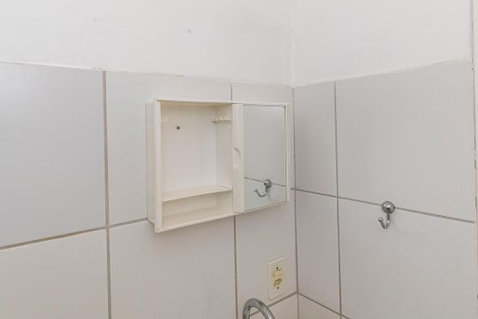 Banheiro de apartamento para alugar com 2 quartos, 50m² em Parada de Lucas, Rio de Janeiro