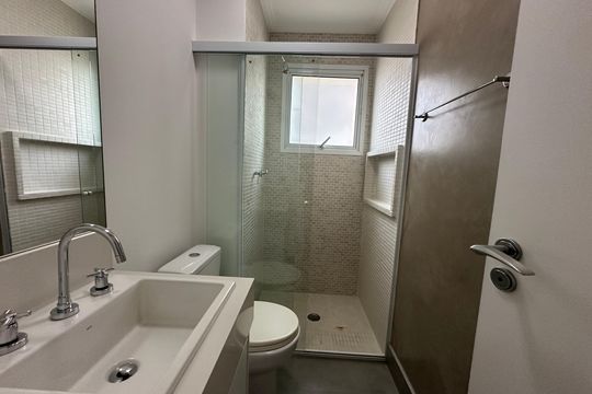 Banheiro da Suíte 1 de apartamento para alugar com 3 quartos, 107m² em Empresarial 18 do Forte, Barueri