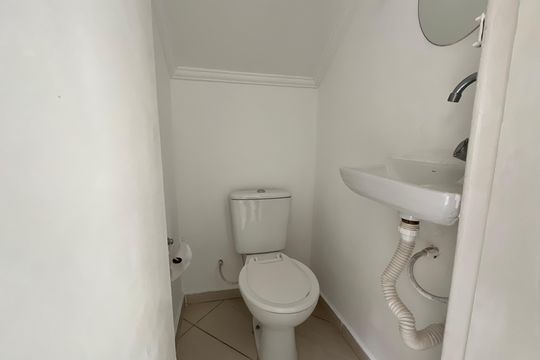 Lavabo de casa de condomínio para alugar com 2 quartos, 80m² em Vila Mangalot, São Paulo