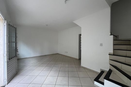Sala de casa de condomínio para alugar com 2 quartos, 80m² em Vila Mangalot, São Paulo