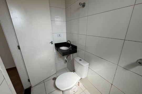 Banheiro de casa de condomínio para alugar com 2 quartos, 80m² em Vila Mangalot, São Paulo