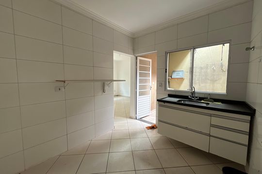 Cozinha de casa de condomínio para alugar com 2 quartos, 80m² em Vila Mangalot, São Paulo