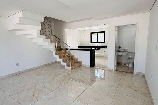 Casa à venda com 3 quartos, 170m² em Cabral, Contagem