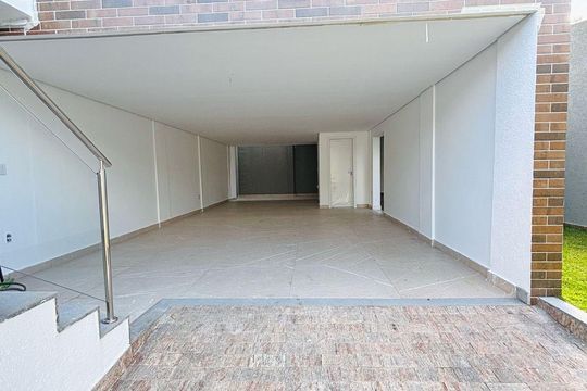 Casa à venda com 3 quartos, 170m² em Cabral, Contagem