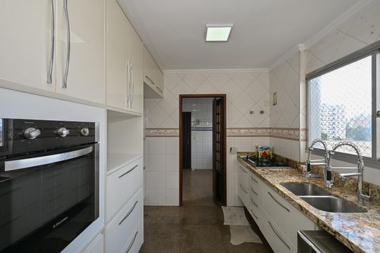 Cozinha de apartamento à venda com 4 quartos, 198m² em Vila Suzana, São Paulo