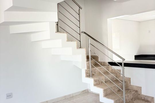 Casa à venda com 3 quartos, 170m² em Cabral, Contagem