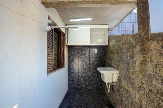 Área de serviço  de casa para alugar com 4 quartos, 210m² em Vila Carbone, São Paulo