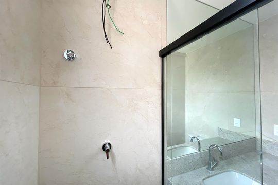 Banheiro da Suíte 1 de apartamento à venda com 2 quartos, 60m² em Serra, Belo Horizonte