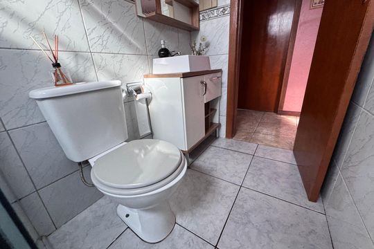 Banheiro de casa à venda com 2 quartos, 110m² em Padre Reus, São Leopoldo