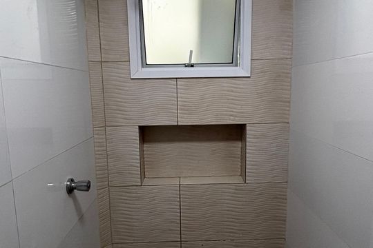 Banheiro social de apartamento à venda com 2 quartos, 60m² em Jardim Ana Maria, Santo André