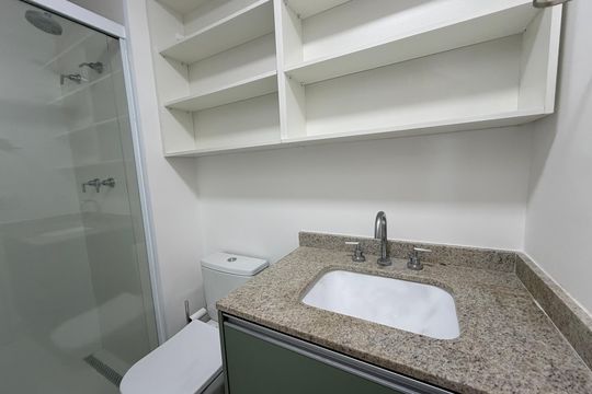 Banheiro de kitnet/studio à venda com 1 quarto, 24m² em Campo Belo, São Paulo