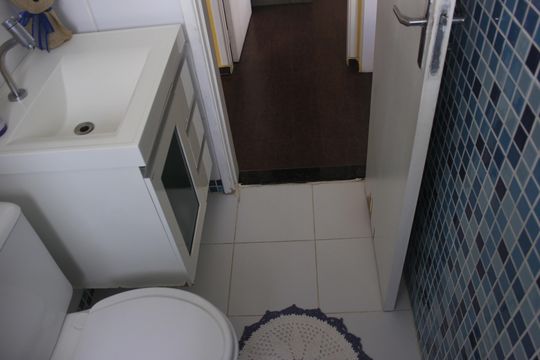 Banheiro social de apartamento à venda com 2 quartos, 57m² em Vila Augusta, Guarulhos