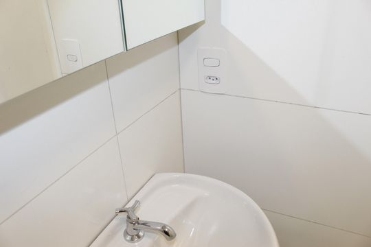 Banheiro social de kitnet/studio à venda com 1 quarto, 23m² em Vila Buarque, São Paulo