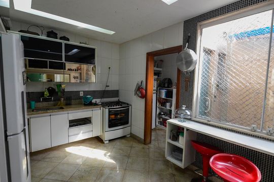 Cozinha de casa à venda com 4 quartos, 550m² em Grajaú, Rio de Janeiro