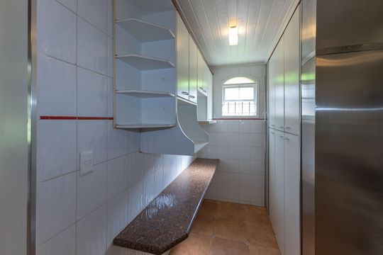 Despensa  de casa de condomínio à venda com 4 quartos, 1200m² em Vila Del Rey, Nova Lima