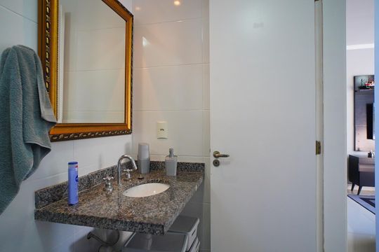 Banheiro de apartamento à venda com 1 quarto, 47m² em Vila Ipiranga, Porto Alegre