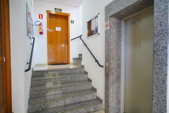Hall de entrada de apartamento à venda com 1 quarto, 47m² em Vila Ipiranga, Porto Alegre