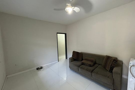 Sala de casa à venda com 3 quartos, 200m² em Praça Seca, Rio de Janeiro