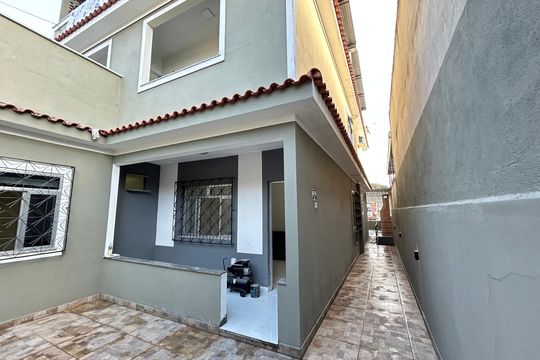 Fachada de casa à venda com 3 quartos, 200m² em Praça Seca, Rio de Janeiro