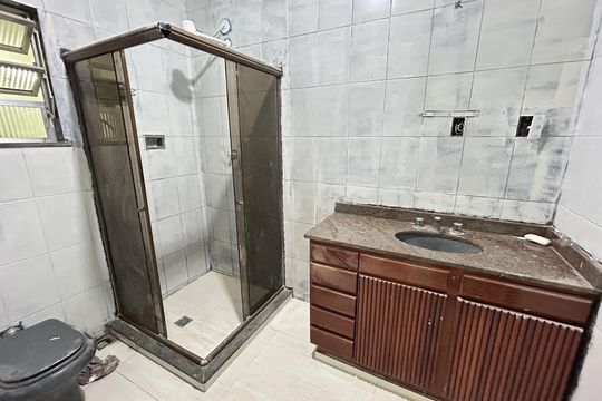 Banheiro Social de casa à venda com 3 quartos, 200m² em Praça Seca, Rio de Janeiro