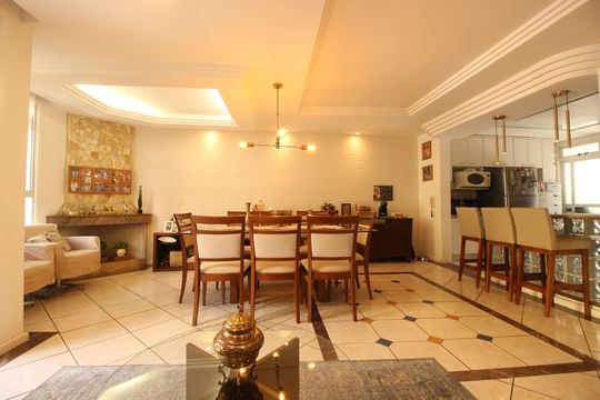 Casa à venda com 4 quartos, 268m² em Santa Lúcia, Belo Horizonte