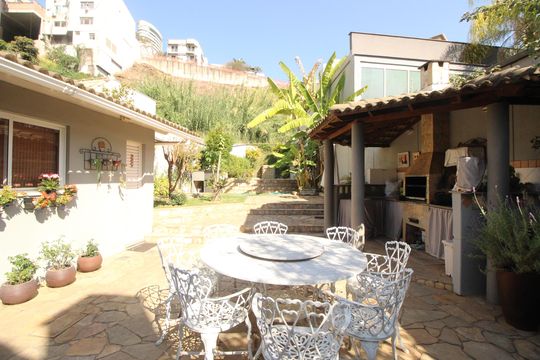 Quintal de casa à venda com 4 quartos, 268m² em Santa Lúcia, Belo Horizonte