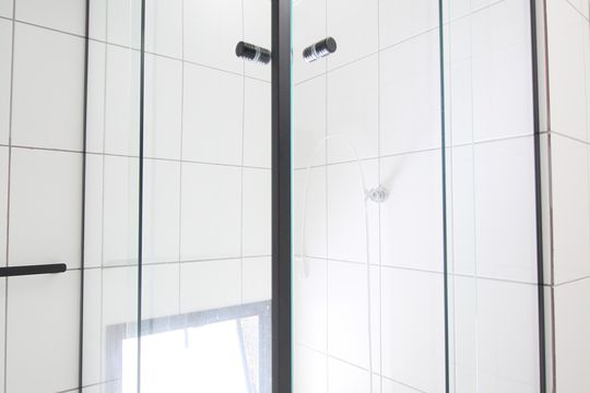 Banheiro de kitnet/studio para alugar com 1 quarto, 28m² em Jardim Panorama, São Paulo