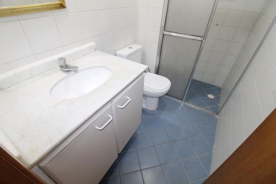Banheiro social de apartamento para alugar com 3 quartos, 96m² em Parque Residencial Aquarius, São José dos Campos