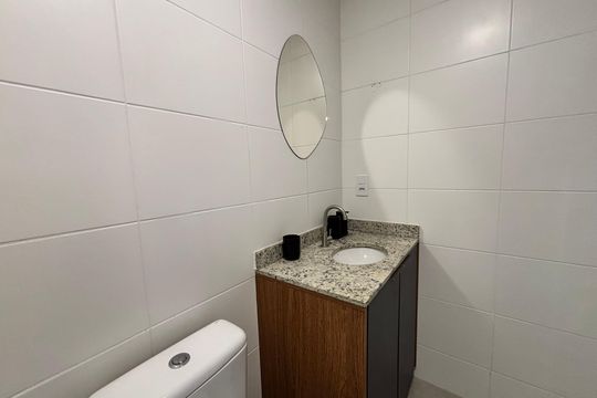 Banheiro de kitnet/studio à venda com 1 quarto, 26m² em Vila Olímpia, São Paulo