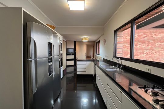 Cozinha de apartamento à venda com 4 quartos, 237m² em Sumaré, São Paulo