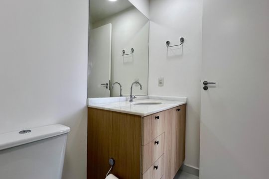 Banheiro de kitnet/studio à venda com 1 quarto, 25m² em Pinheiros, São Paulo