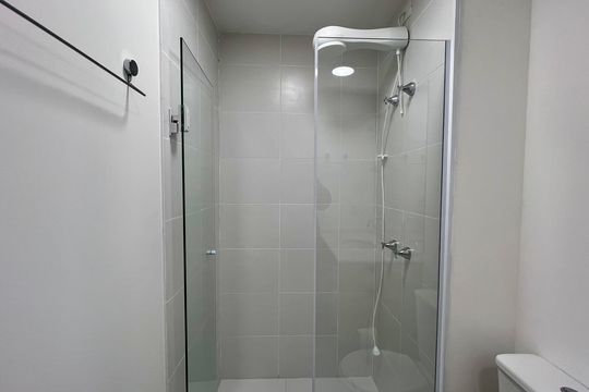 Banheiro de kitnet/studio à venda com 1 quarto, 25m² em Pinheiros, São Paulo