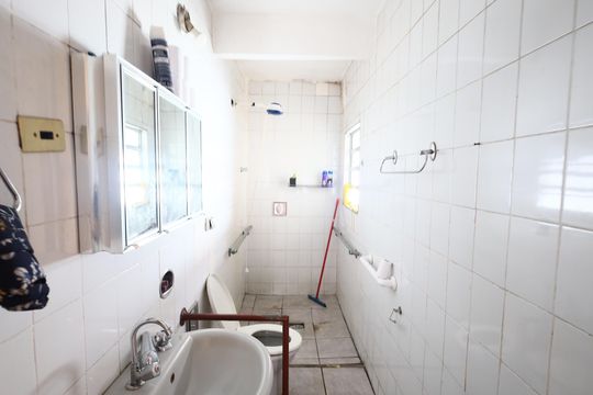 Banheiro social de casa à venda com 4 quartos, 400m² em Pestana, Osasco
