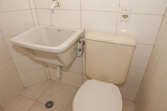 Banheiro de serviço de apartamento à venda com 2 quartos, 71m² em Vila Hamburguesa, São Paulo