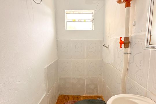 Banheiro de kitnet/studio para alugar com 1 quarto, 30m² em Ingleses do Rio Vermelho, Florianópolis