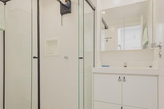 Banheiro de kitnet/studio para alugar com 1 quarto, 25m² em Pinheiros, São Paulo