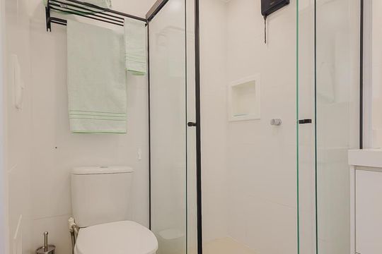 Banheiro de kitnet/studio para alugar com 1 quarto, 25m² em Pinheiros, São Paulo