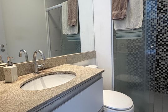 Banheiro de apartamento para alugar com 1 quarto, 45m² em Pompéia, Santos