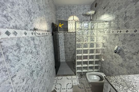 Banheiro social de casa de condomínio para alugar com 3 quartos, 239m² em Vila Valqueire, Rio de Janeiro