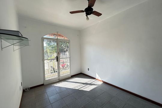 Quarto 1 de casa de condomínio para alugar com 3 quartos, 239m² em Vila Valqueire, Rio de Janeiro
