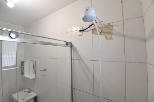 Banheiro de apartamento para alugar com 2 quartos, 47m² em Santa Cândida, Curitiba