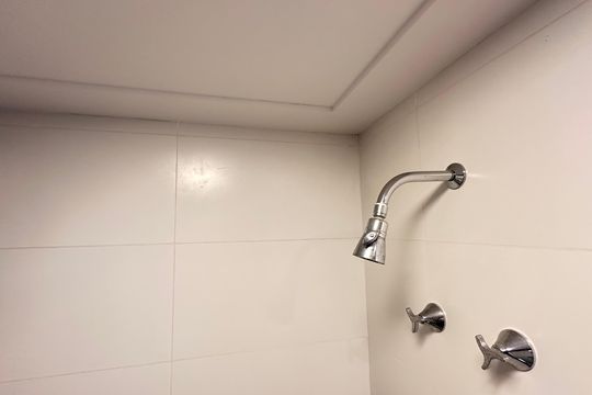 Banheiro social de kitnet/studio à venda com 1 quarto, 31m² em Santo Amaro, São Paulo