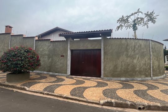 Fachada de casa à venda com 3 quartos, 293m² em Vila Nogueira, Campinas