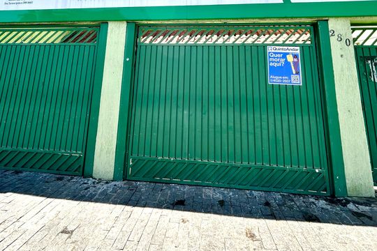 Placa instalada na fachada do imóvel  de casa para alugar com 3 quartos, 440m² em Jardim Presidente Dutra, Guarulhos