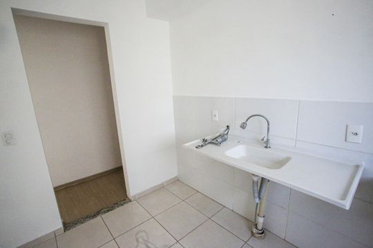Cozinha de apartamento para alugar com 2 quartos, 48m² em Taquara, Rio de Janeiro
