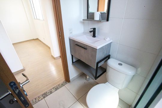 Banheiro de apartamento para alugar com 2 quartos, 48m² em Taquara, Rio de Janeiro